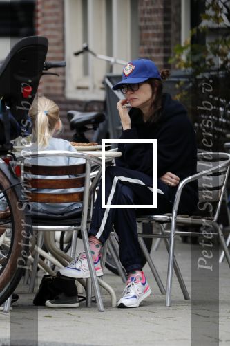 Amsterdam 3 augustus 2019
Carice v Houten met haar vriend Guy Pierce en hiun kindje.