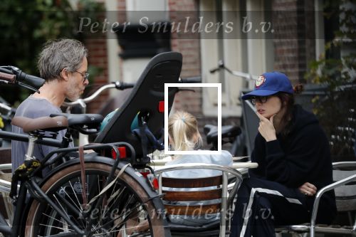 Amsterdam 3 augustus 2019
Carice v Houten met haar vriend Guy Pierce en hiun kindje.
