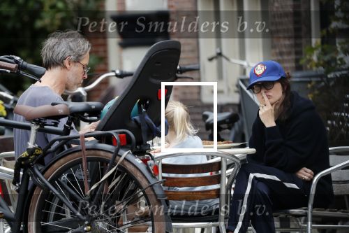 Amsterdam 3 augustus 2019
Carice v Houten met haar vriend Guy Pierce en hiun kindje.