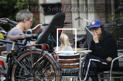 Amsterdam 3 augustus 2019
Carice v Houten met haar vriend Guy Pierce en hiun kindje.