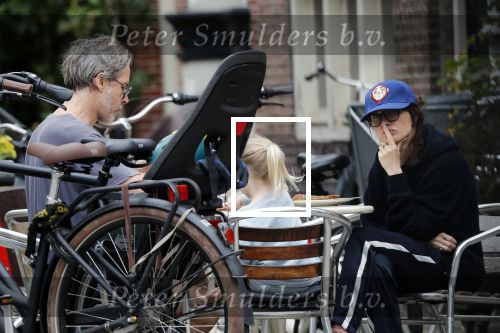 Amsterdam 3 augustus 2019
Carice v Houten met haar vriend Guy Pierce en hiun kindje.
