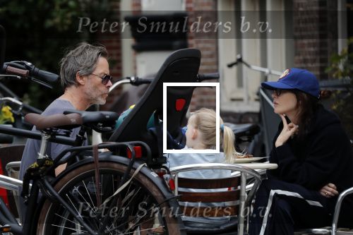 Amsterdam 3 augustus 2019
Carice v Houten met haar vriend Guy Pierce en hiun kindje.