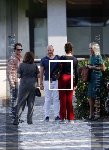 Hilversum 23 augustus 2019
Dionne Stax heeft laatse uitzending van het NOS Journaal . Haar vriend Sytse Oudkerk komt als verrassing naar de studio op het mediapark. Astrid Kersseboom begeleid haar naar buiten met nog 2 collegaâ€™s