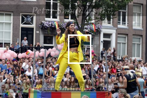 Amsterdam 3 augustus 2019
Gaypride in de grachten van Amsterdam.
zangeres op boot