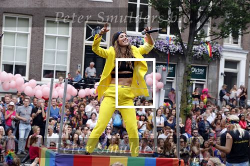 Amsterdam 3 augustus 2019
Gaypride in de grachten van Amsterdam.
zangeres op boot