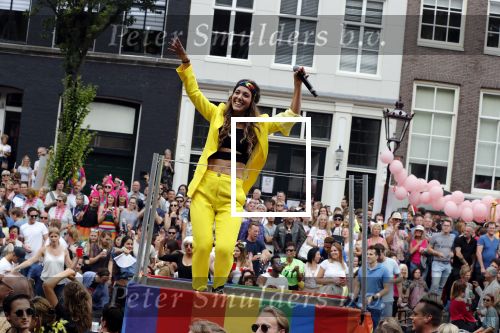 Amsterdam 3 augustus 2019
Gaypride in de grachten van Amsterdam.
zangeres op boot