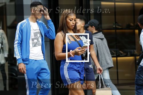 Amsterdam 31 oktober 2019
Glennis Grace met zoon Antony en een vriendje op de pc hooftstraat.