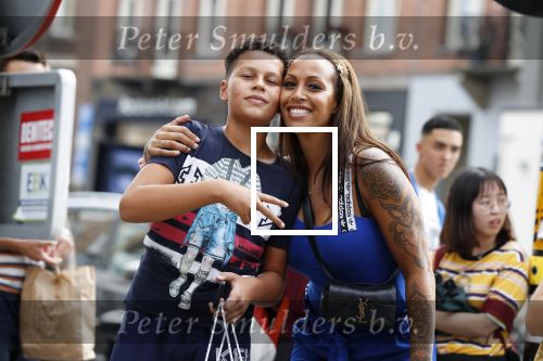 Amsterdam 31 oktober 2019
Glennis Grace met zoon Antony en een vriendje op de pc hooftstraat.