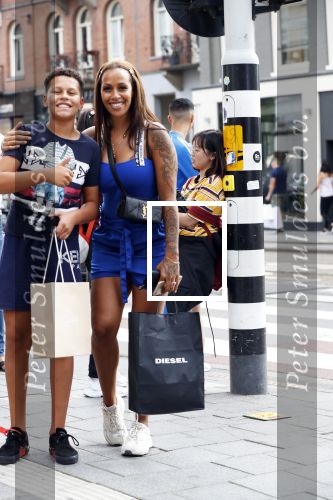 Amsterdam 31 oktober 2019
Glennis Grace met zoon Antony en een vriendje op de pc hooftstraat.