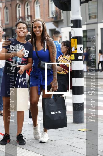 Amsterdam 31 oktober 2019
Glennis Grace met zoon Antony en een vriendje op de pc hooftstraat.