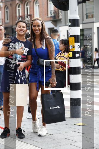 Amsterdam 31 oktober 2019
Glennis Grace met zoon Antony en een vriendje op de pc hooftstraat.
