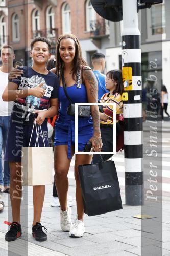 Amsterdam 31 oktober 2019
Glennis Grace met zoon Antony en een vriendje op de pc hooftstraat.