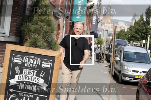 Amsterdam 21 augustus 2019
Gordon net terug uit afkickkliniek arriveert bij zijn zaak en huis in Amsterdam zuid.
Gordon is ook ruim 8 kg afgevallen.