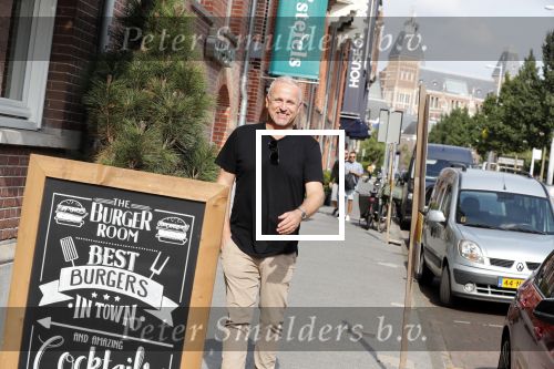 Amsterdam 21 augustus 2019
Gordon net terug uit afkickkliniek arriveert bij zijn zaak en huis in Amsterdam zuid.
Gordon is ook ruim 8 kg afgevallen.