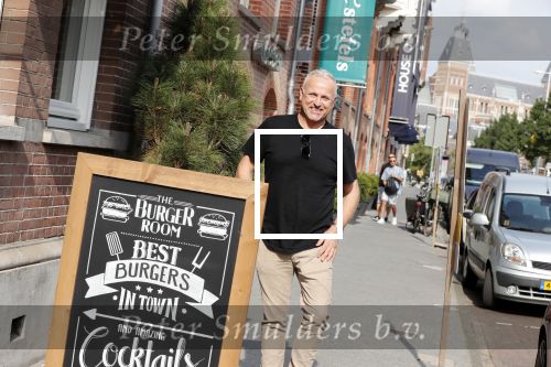 Amsterdam 21 augustus 2019
Gordon net terug uit afkickkliniek arriveert bij zijn zaak en huis in Amsterdam zuid.
Gordon is ook ruim 8 kg afgevallen.