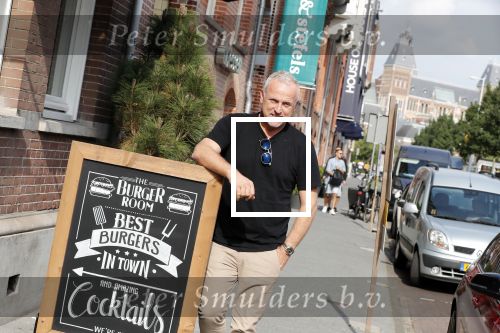 Amsterdam 21 augustus 2019
Gordon net terug uit afkickkliniek arriveert bij zijn zaak en huis in Amsterdam zuid.
Gordon is ook ruim 8 kg afgevallen.