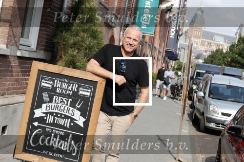 Amsterdam 21 augustus 2019
Gordon net terug uit afkickkliniek arriveert bij zijn zaak en huis in Amsterdam zuid.
Gordon is ook ruim 8 kg afgevallen.