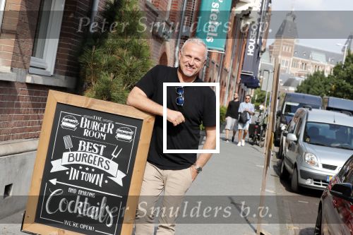 Amsterdam 21 augustus 2019
Gordon net terug uit afkickkliniek arriveert bij zijn zaak en huis in Amsterdam zuid.
Gordon is ook ruim 8 kg afgevallen.