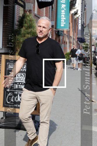 Amsterdam 21 augustus 2019
Gordon net terug uit afkickkliniek arriveert bij zijn zaak en huis in Amsterdam zuid.
Gordon is ook ruim 8 kg afgevallen.