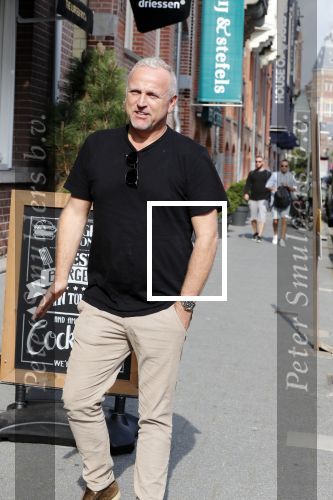 Amsterdam 21 augustus 2019
Gordon net terug uit afkickkliniek arriveert bij zijn zaak en huis in Amsterdam zuid.
Gordon is ook ruim 8 kg afgevallen.