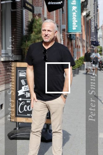 Amsterdam 21 augustus 2019
Gordon net terug uit afkickkliniek arriveert bij zijn zaak en huis in Amsterdam zuid.
Gordon is ook ruim 8 kg afgevallen.