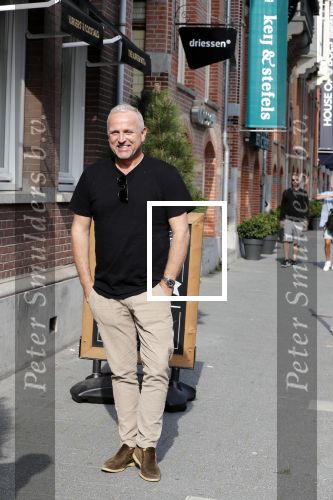 Amsterdam 21 augustus 2019
Gordon net terug uit afkickkliniek arriveert bij zijn zaak en huis in Amsterdam zuid.
Gordon is ook ruim 8 kg afgevallen.