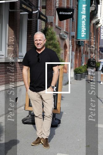 Amsterdam 21 augustus 2019
Gordon net terug uit afkickkliniek arriveert bij zijn zaak en huis in Amsterdam zuid.
Gordon is ook ruim 8 kg afgevallen.