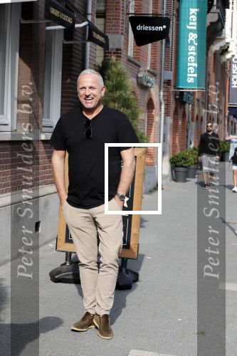 Amsterdam 21 augustus 2019
Gordon net terug uit afkickkliniek arriveert bij zijn zaak en huis in Amsterdam zuid.
Gordon is ook ruim 8 kg afgevallen.