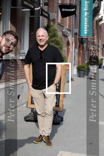 Amsterdam 21 augustus 2019
Gordon net terug uit afkickkliniek arriveert bij zijn zaak en huis in Amsterdam zuid.
Gordon is ook ruim 8 kg afgevallen.