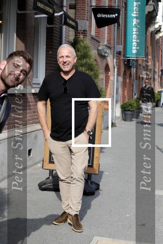 Amsterdam 21 augustus 2019
Gordon net terug uit afkickkliniek arriveert bij zijn zaak en huis in Amsterdam zuid.
Gordon is ook ruim 8 kg afgevallen.