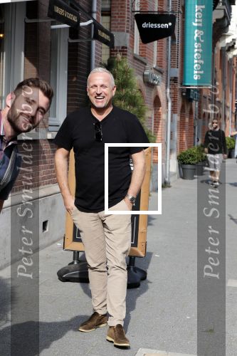 Amsterdam 21 augustus 2019
Gordon net terug uit afkickkliniek arriveert bij zijn zaak en huis in Amsterdam zuid.
Gordon is ook ruim 8 kg afgevallen.