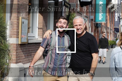 Amsterdam 21 augustus 2019
Gordon net terug uit afkickkliniek arriveert bij zijn zaak en huis in Amsterdam zuid.
Gordon met fans .