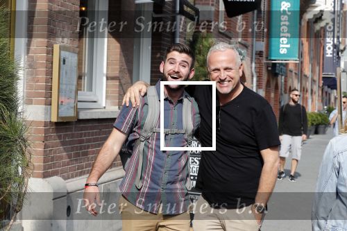 Amsterdam 21 augustus 2019
Gordon net terug uit afkickkliniek arriveert bij zijn zaak en huis in Amsterdam zuid.
Gordon met fans .