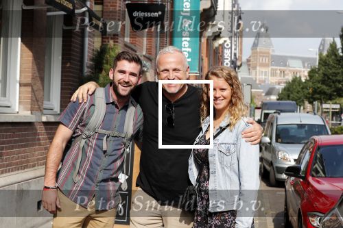 Amsterdam 21 augustus 2019
Gordon net terug uit afkickkliniek arriveert bij zijn zaak en huis in Amsterdam zuid.
Gordon met fans .
