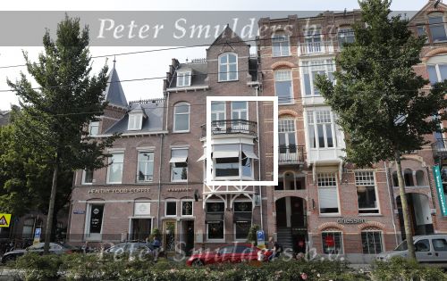 Amsterdam 21 augustus 2019
Gordon net terug uit afkickkliniek arriveert bij zijn zaak en huis in Amsterdam zuid.
Gordon is ook ruim 8 kg afgevallen.