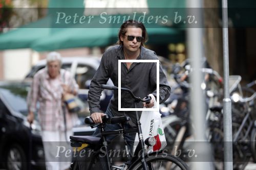 Amsterdam 28 augustus 2019
Hans Teeuwen doet op de fiets boodschappen in Amsterdam zuid.