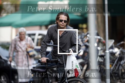 Amsterdam 28 augustus 2019
Hans Teeuwen doet op de fiets boodschappen in Amsterdam zuid.