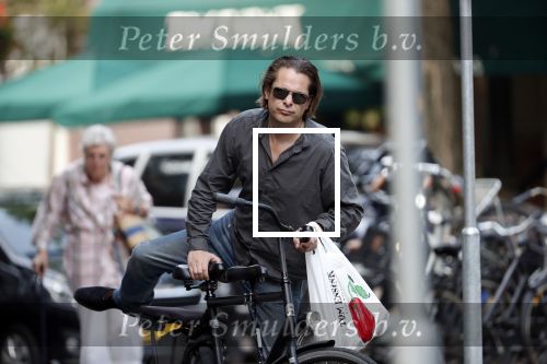 Amsterdam 28 augustus 2019
Hans Teeuwen doet op de fiets boodschappen in Amsterdam zuid.