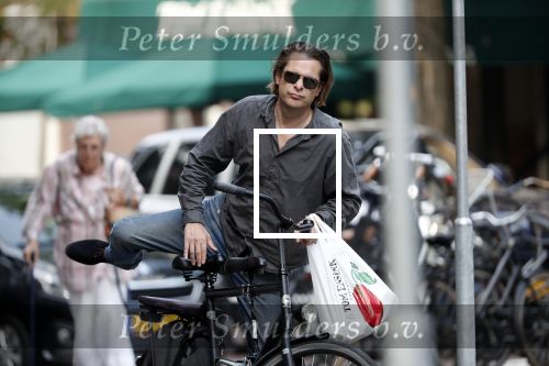Amsterdam 28 augustus 2019
Hans Teeuwen doet op de fiets boodschappen in Amsterdam zuid.