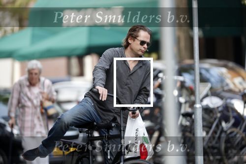 Amsterdam 28 augustus 2019
Hans Teeuwen doet op de fiets boodschappen in Amsterdam zuid.