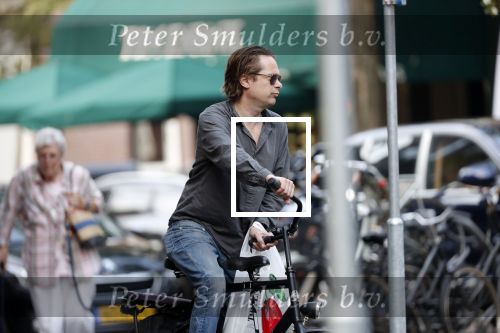 Amsterdam 28 augustus 2019
Hans Teeuwen doet op de fiets boodschappen in Amsterdam zuid.