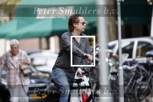 Amsterdam 28 augustus 2019
Hans Teeuwen doet op de fiets boodschappen in Amsterdam zuid.