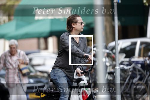 Amsterdam 28 augustus 2019
Hans Teeuwen doet op de fiets boodschappen in Amsterdam zuid.