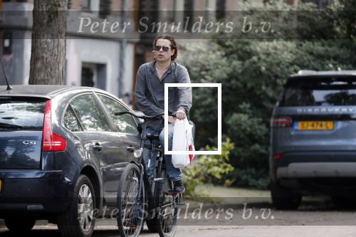 Amsterdam 28 augustus 2019
Hans Teeuwen doet op de fiets boodschappen in Amsterdam zuid.