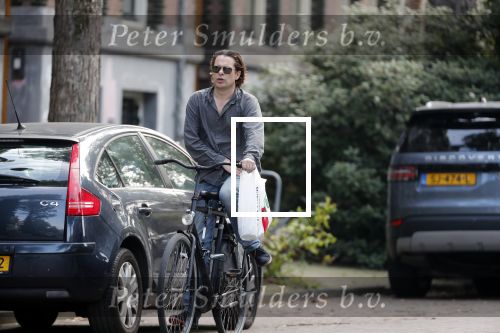 Amsterdam 28 augustus 2019
Hans Teeuwen doet op de fiets boodschappen in Amsterdam zuid.