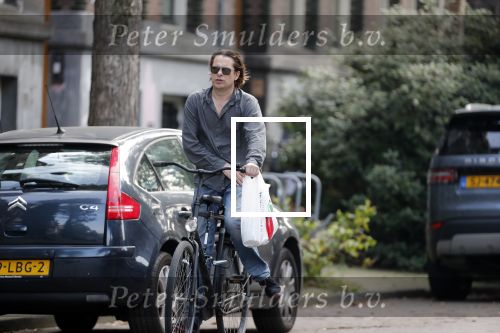 Amsterdam 28 augustus 2019
Hans Teeuwen doet op de fiets boodschappen in Amsterdam zuid.
