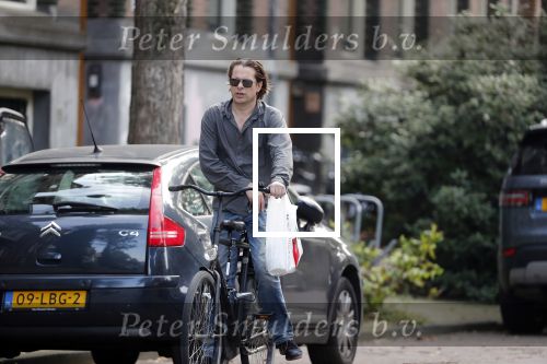 Amsterdam 28 augustus 2019
Hans Teeuwen doet op de fiets boodschappen in Amsterdam zuid.