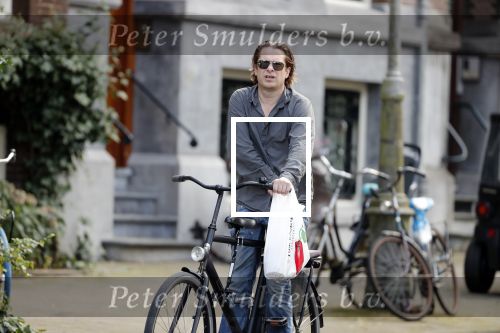 Amsterdam 28 augustus 2019
Hans Teeuwen doet op de fiets boodschappen in Amsterdam zuid.