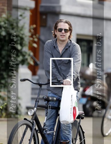 Amsterdam 28 augustus 2019
Hans Teeuwen doet op de fiets boodschappen in Amsterdam zuid.