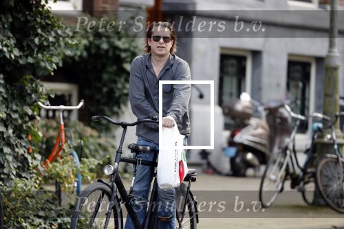 Amsterdam 28 augustus 2019
Hans Teeuwen doet op de fiets boodschappen in Amsterdam zuid.
